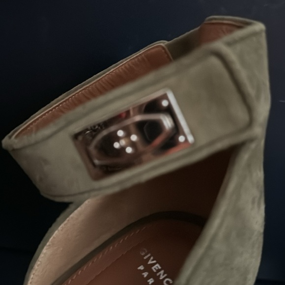 GIVENCHY PARIS Sharklock Ankle Strap Suede Heels Olive Open Toe Sz 10 9.5 or 9 - Picture 8 of 13